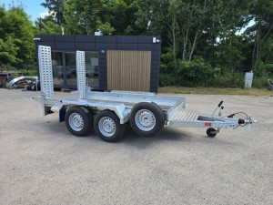 Przyczepa do przewozu minikoparki Niewiadów K3027 z najazdami DMC 2700 kg